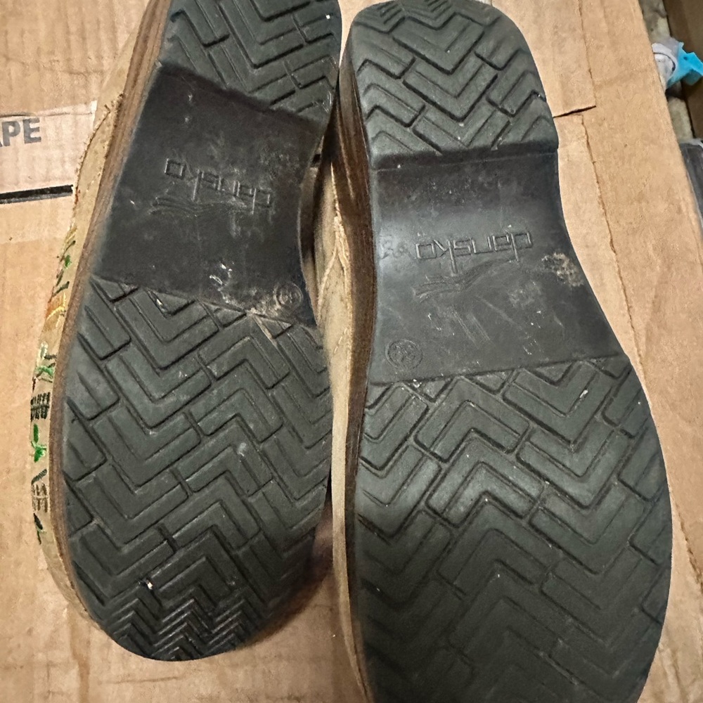 Embroidered Clogs - Picture 7 of 7